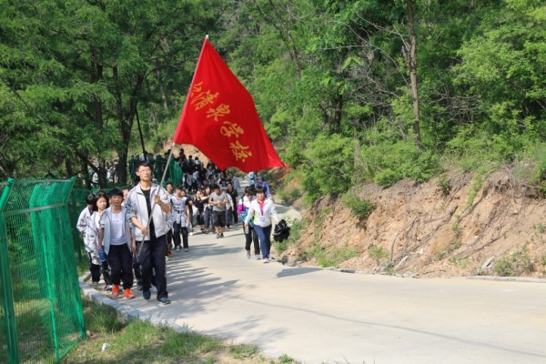 煙臺清泉學?！坝H近自然、遠足拉練”活動