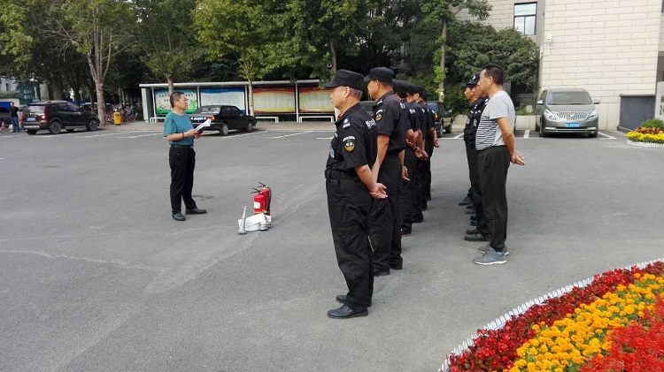 深入推進平安校園建設 科學維護校園治安秩序---鄭州中學舉行保安人員安全技能培訓會